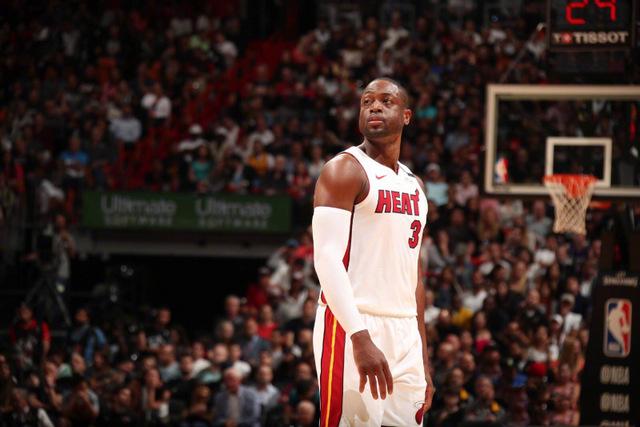 詹姆斯22+9关键时刻连得7分 湖人灭热火止连败